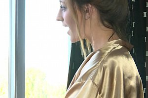 ineed2pee美女尿裤子